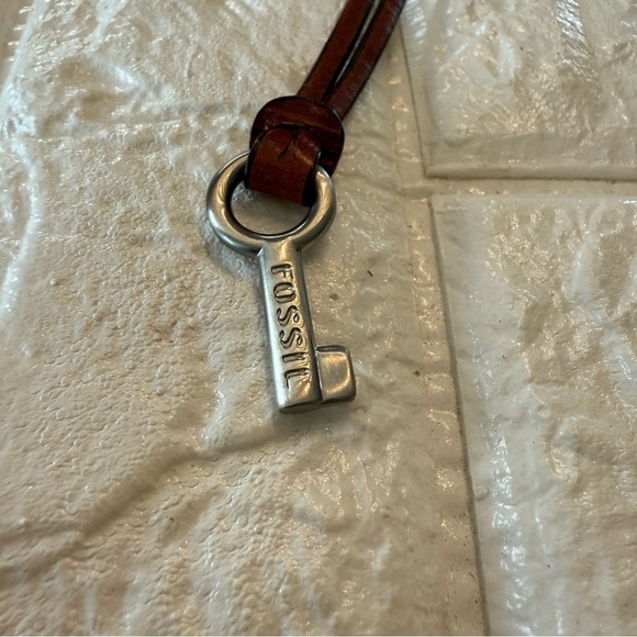 FOSSIL Silver KEY Brown LEATHER Strap Key Fob Bag Charm Keychain Hang Tag - Picture 3 of 5